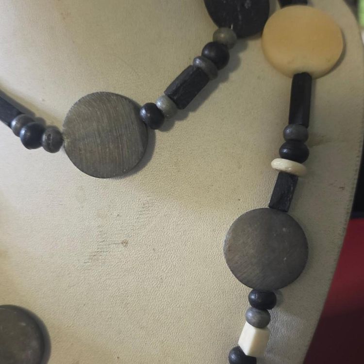 Immagine di Black And Beige Horn Beaded Necklace 7