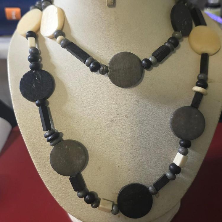 Immagine di Black And Beige Horn Beaded Necklace 2