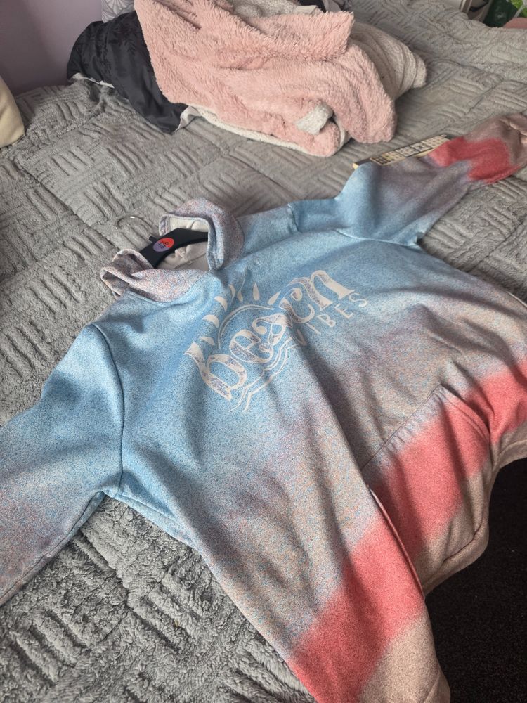 Immagine di Blue And Red Gradient Hoodie With Beach Vibes Print 1