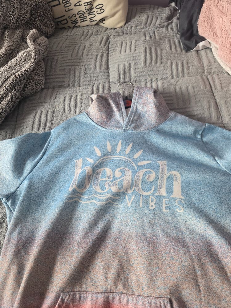 Immagine di Blue And Red Gradient Hoodie With Beach Vibes Print 2
