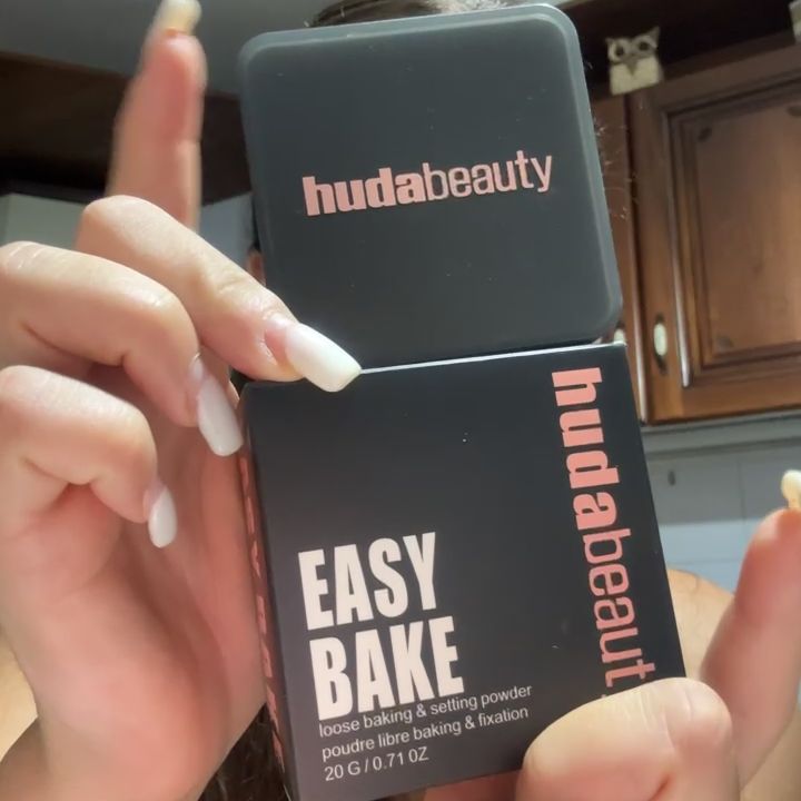 Huda Beauty Huda Beauty Easy Bake Loose Baking & Setting Powder - Makeup product image