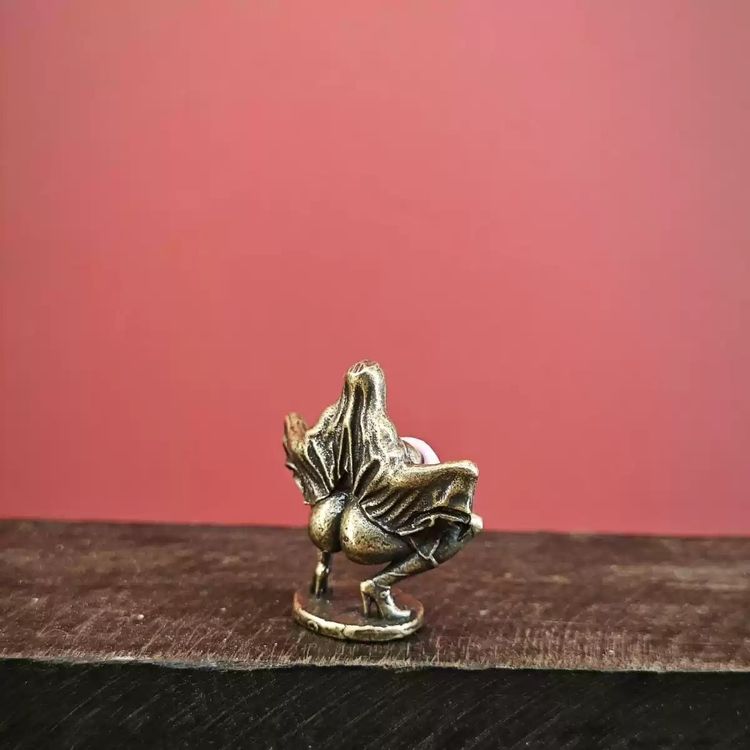 Immagine di Bronze Frog Figurine With Pink Stone 3
