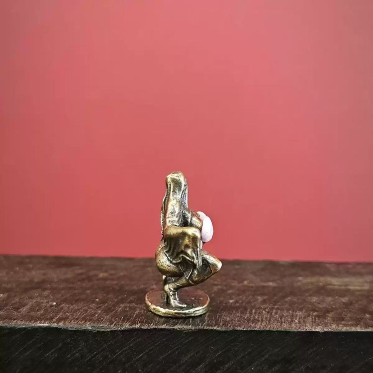 Immagine di Bronze Frog Figurine With Pink Stone 2