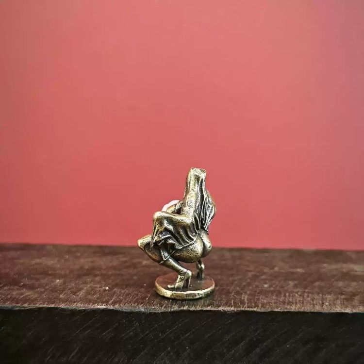 Immagine di Bronze Frog Figurine With Pink Stone 5