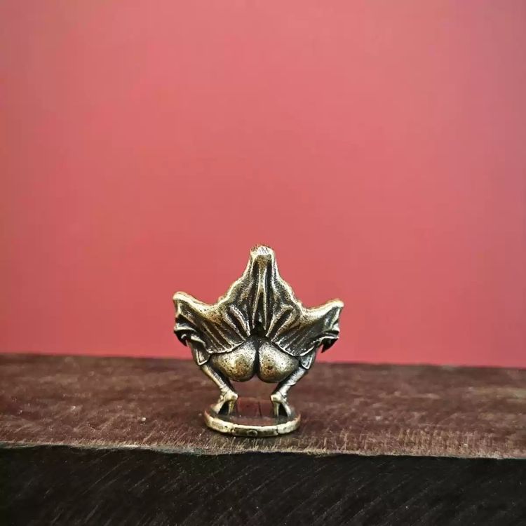 Immagine di Bronze Frog Figurine With Pink Stone 4