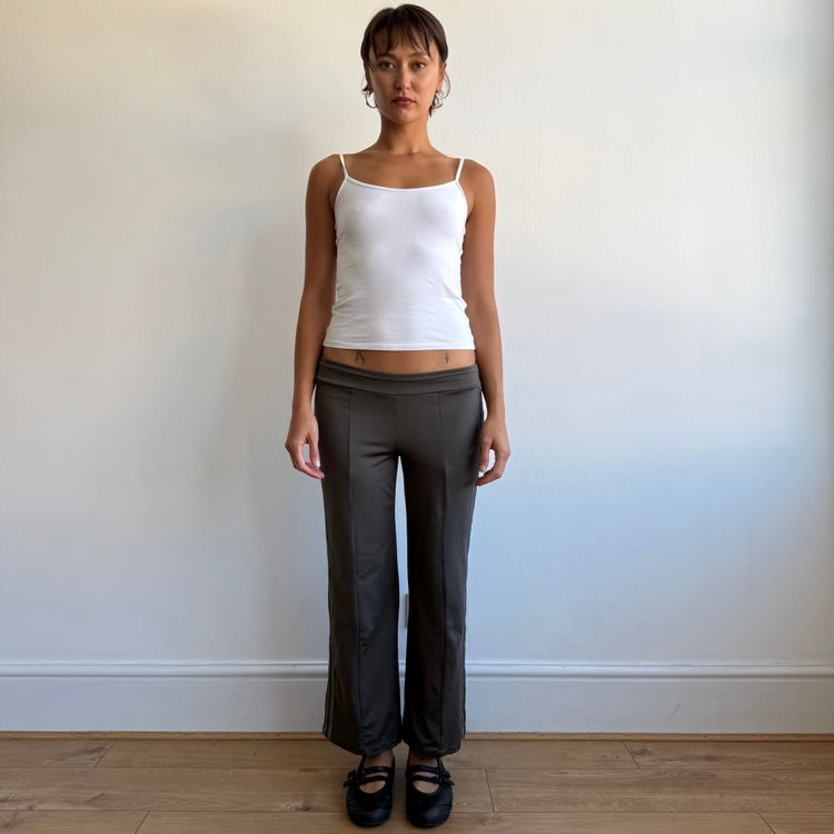 Khaki Adidas capri pants - Size M imagen 1