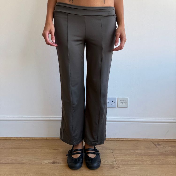 Khaki Adidas capri pants - Size M imagen 10