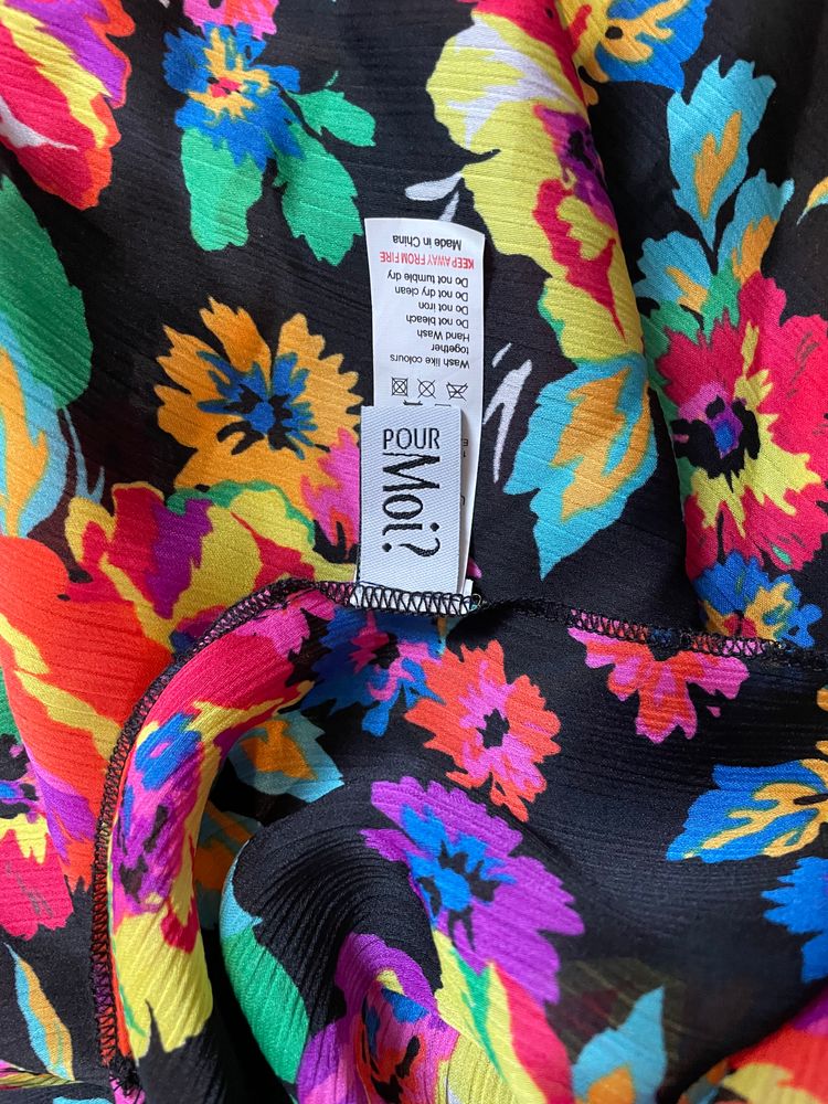 Pour Moi? Floral scarve image 3