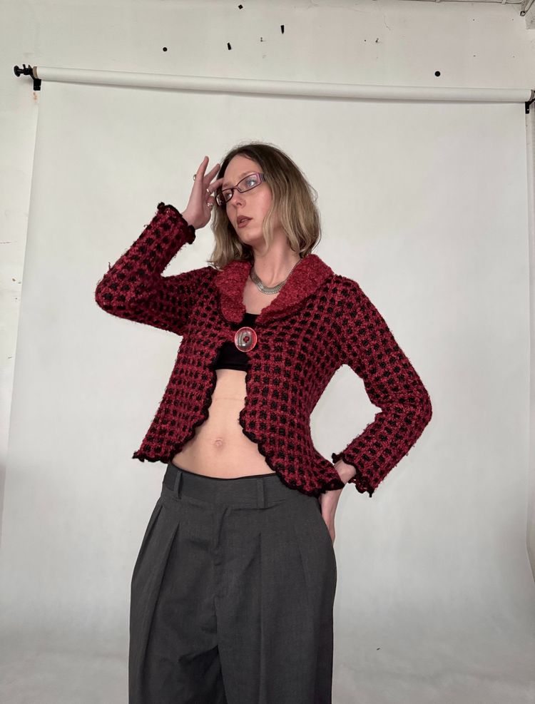 red and black checkered knit cardigan obraz 3