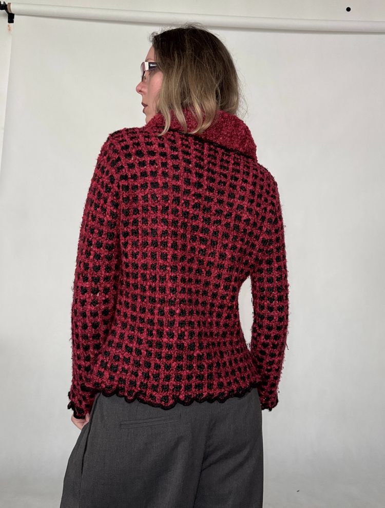 red and black checkered knit cardigan obraz 2