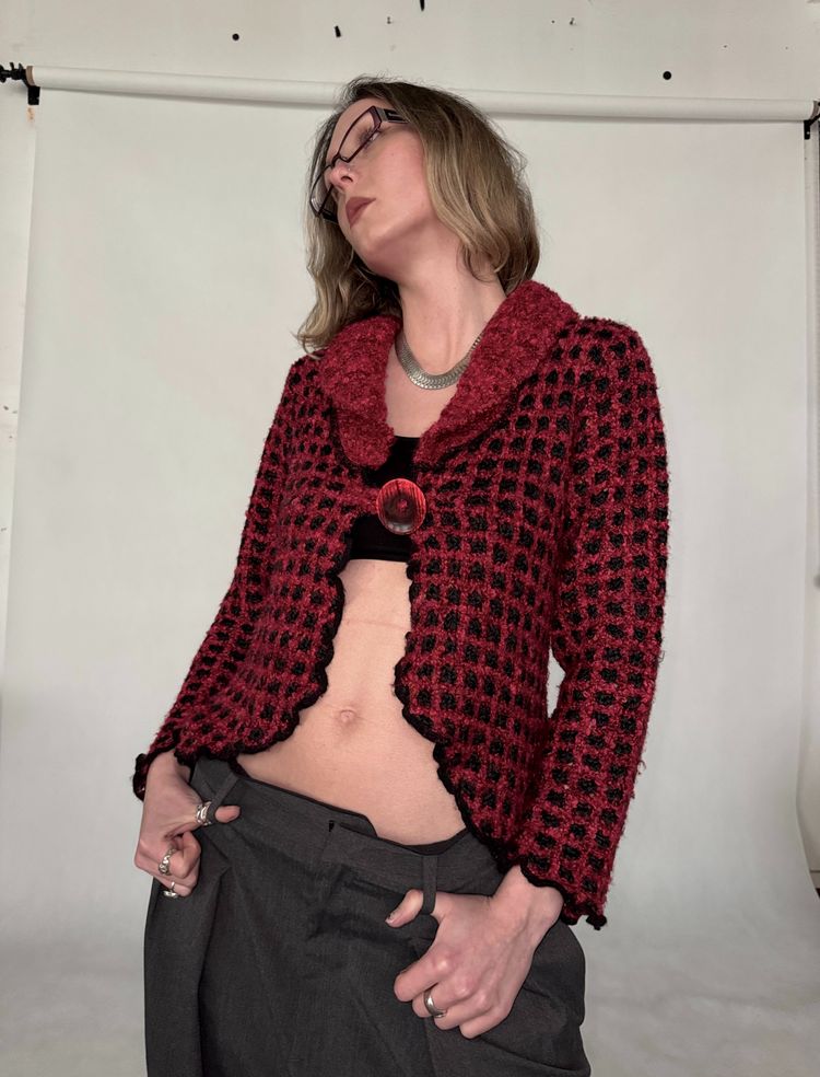 red and black checkered knit cardigan obraz 4