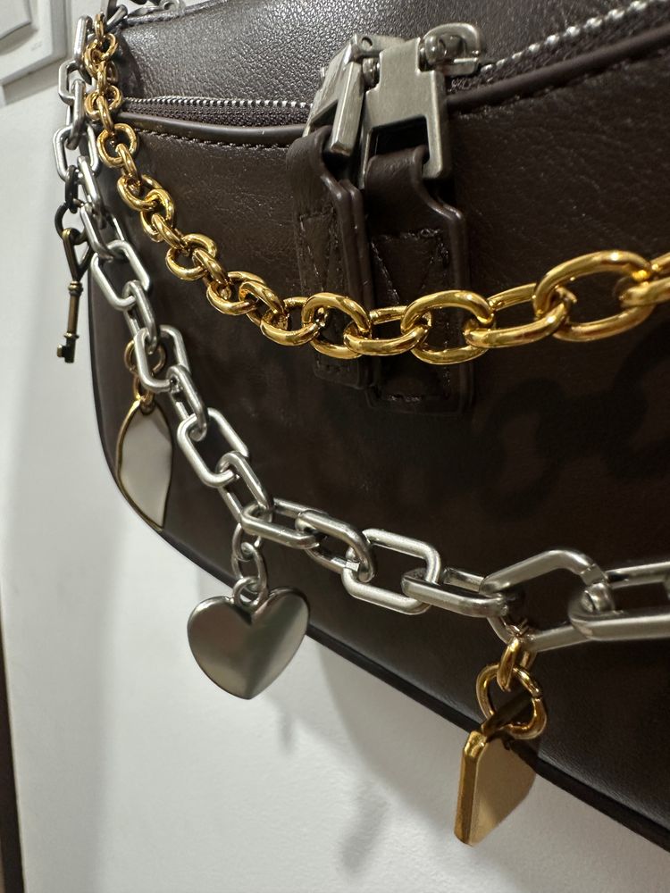 Brown Shoulder Bag With Gold And Silver Chains imagen 3
