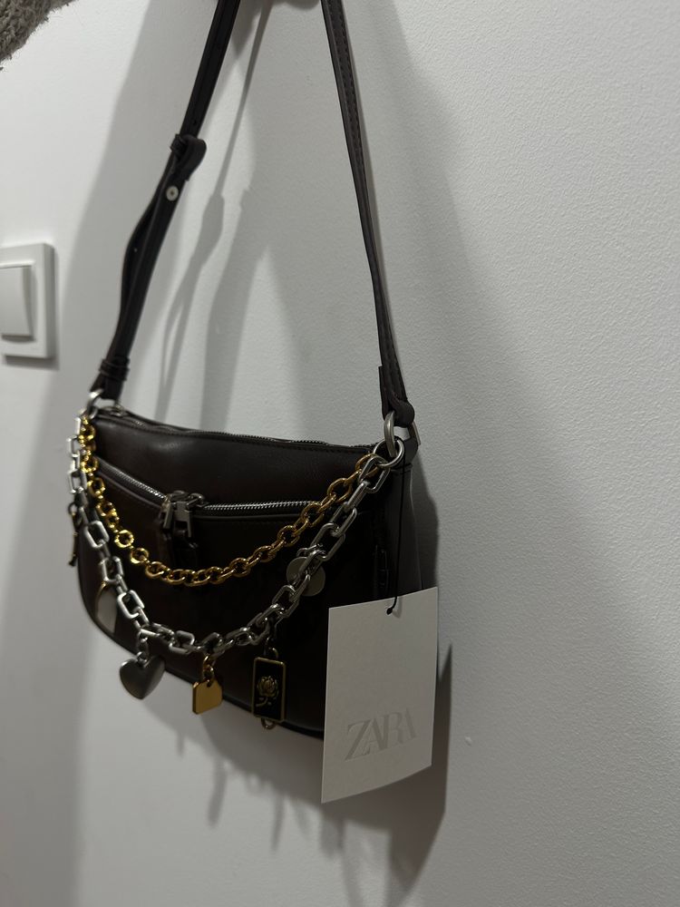Brown Shoulder Bag With Gold And Silver Chains imagen 2