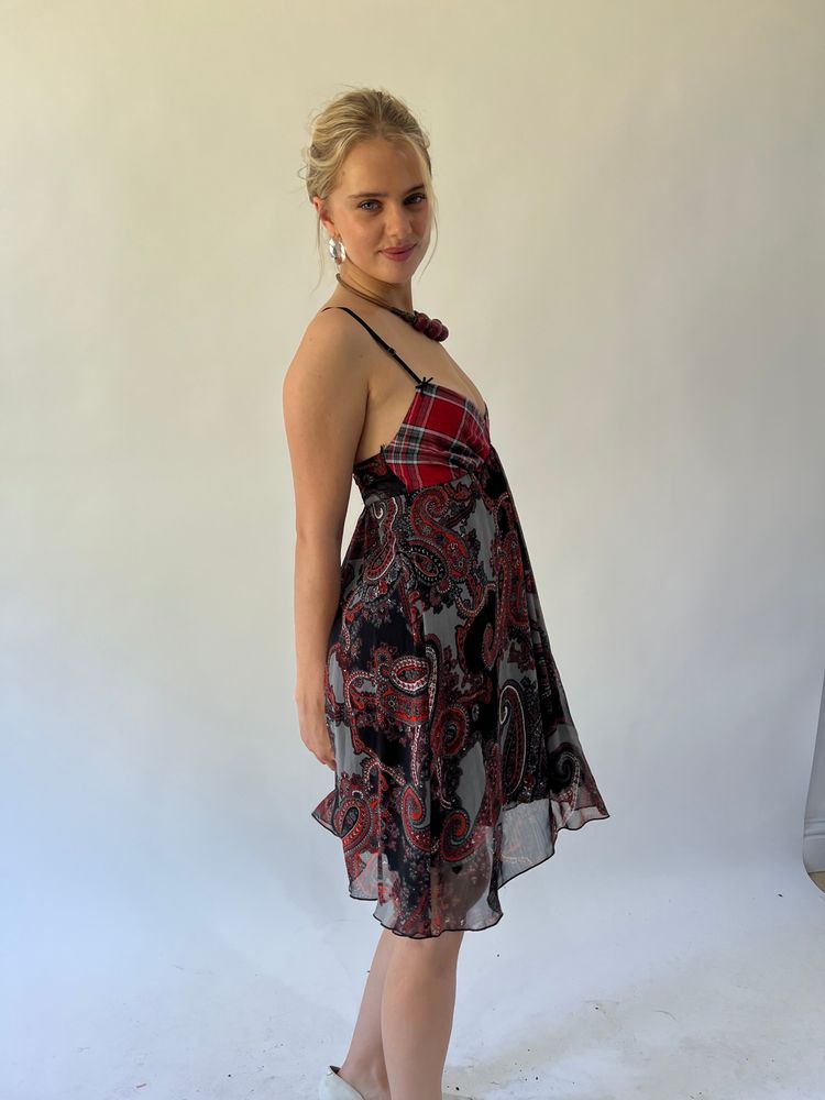 back to school drop | small red and black patterned dress obraz 2