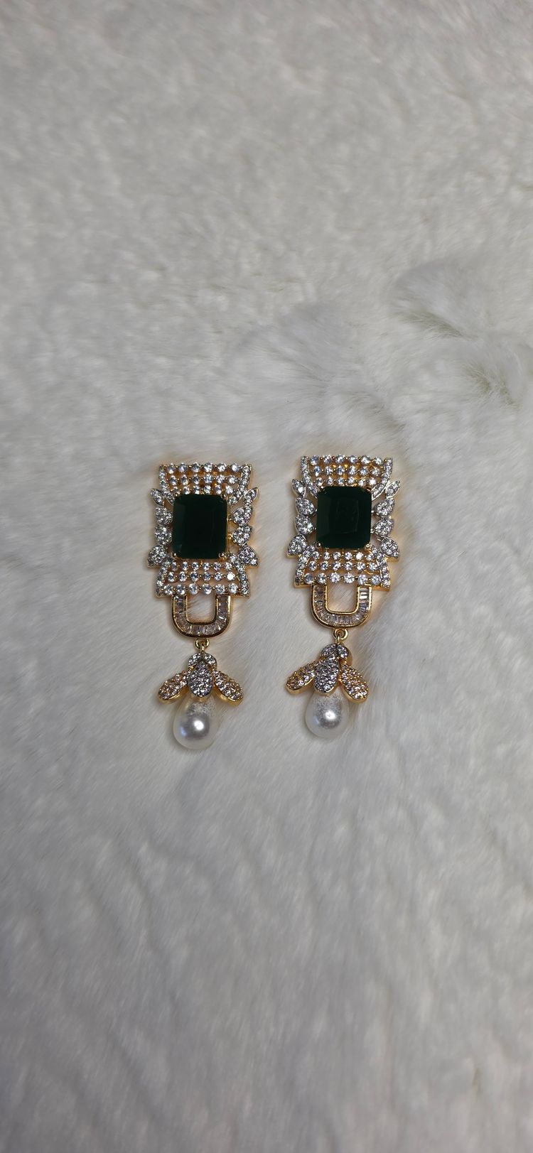 Immagine di Gold-Tone Earrings With Green Stones And Pearl Accents 4