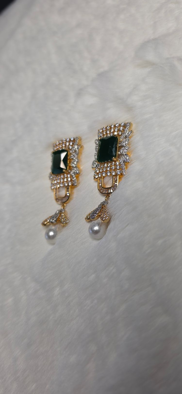 Immagine di Gold-Tone Earrings With Green Stones And Pearl Accents 3