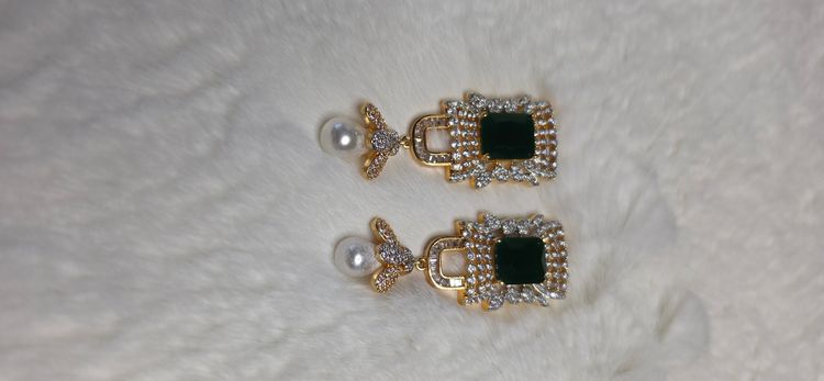 Immagine di Gold-Tone Earrings With Green Stones And Pearl Accents 1
