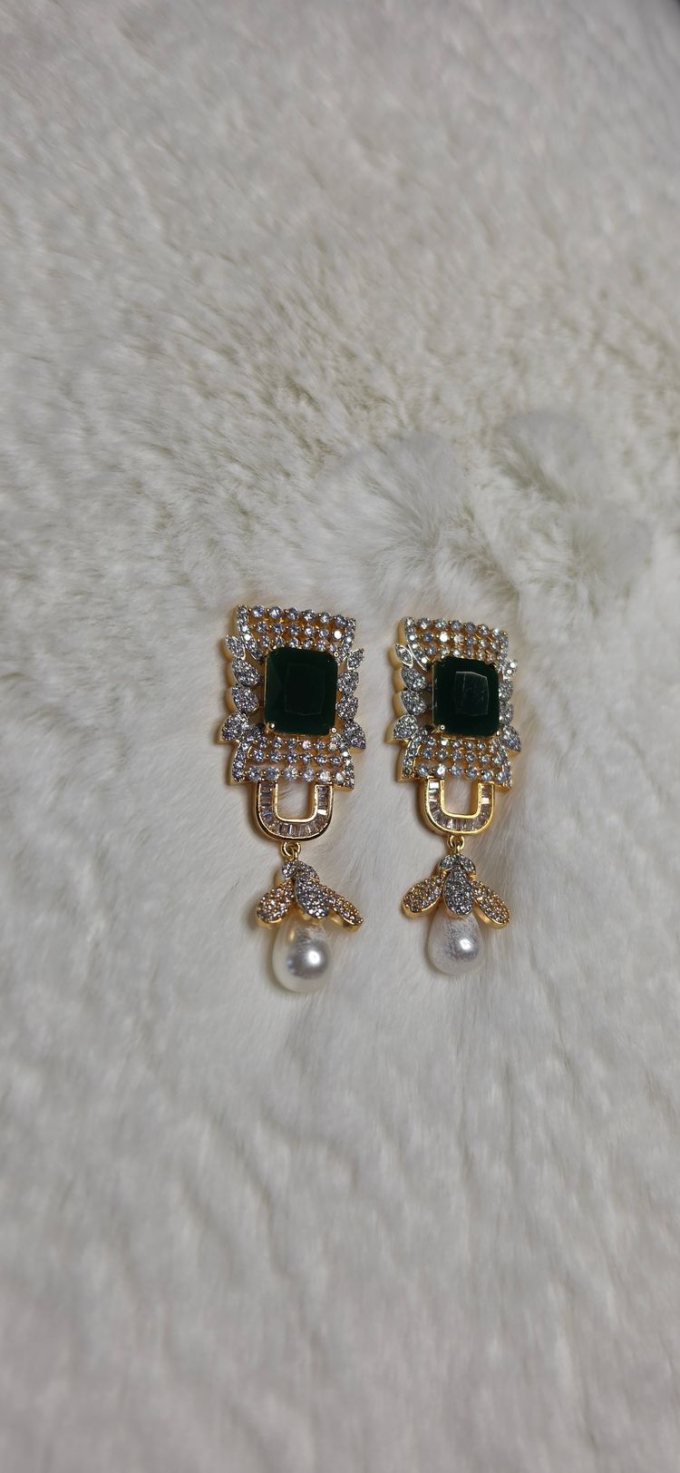Immagine di Gold-Tone Earrings With Green Stones And Pearl Accents 5