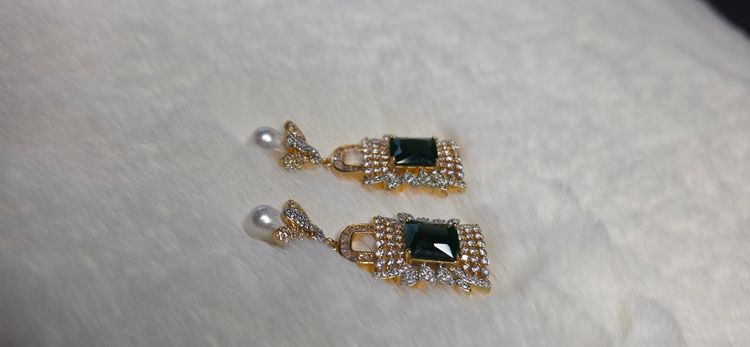 Immagine di Gold-Tone Earrings With Green Stones And Pearl Accents 2