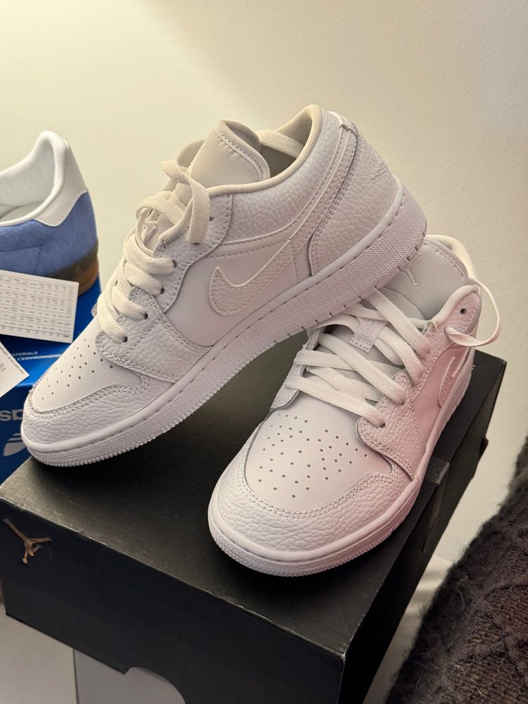 Nike Air Force 1 White Sneakers imagen 1