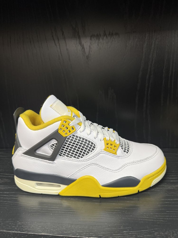 BRAND NEW - Jordan 4 Retro, Vivid Sulfur (W)