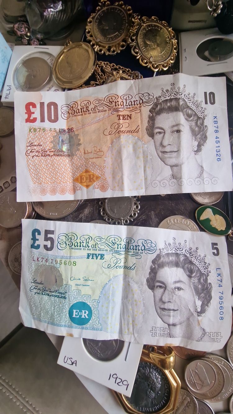 Ten Pounds And Five Pounds,watches, old coins, brooches imagen 1