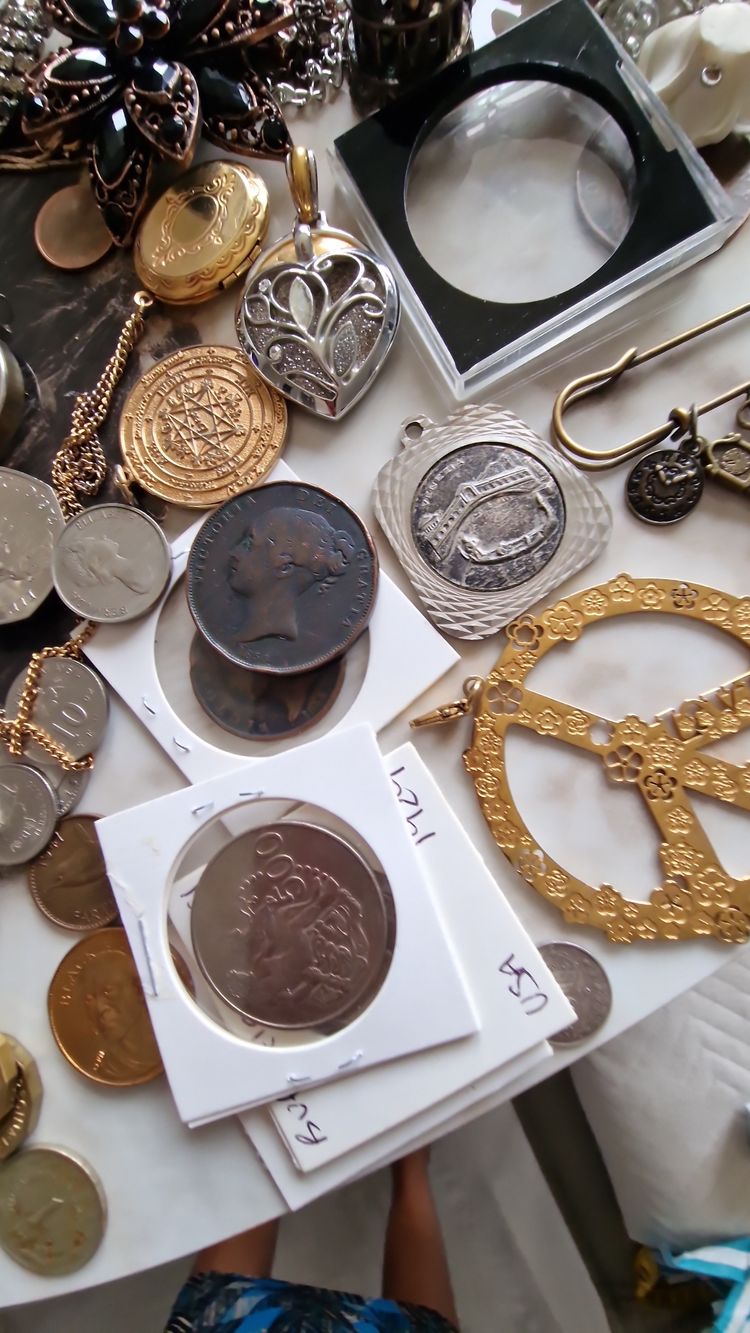 Immagine di Ten Pounds And Five Pounds,watches, old coins, brooches 4
