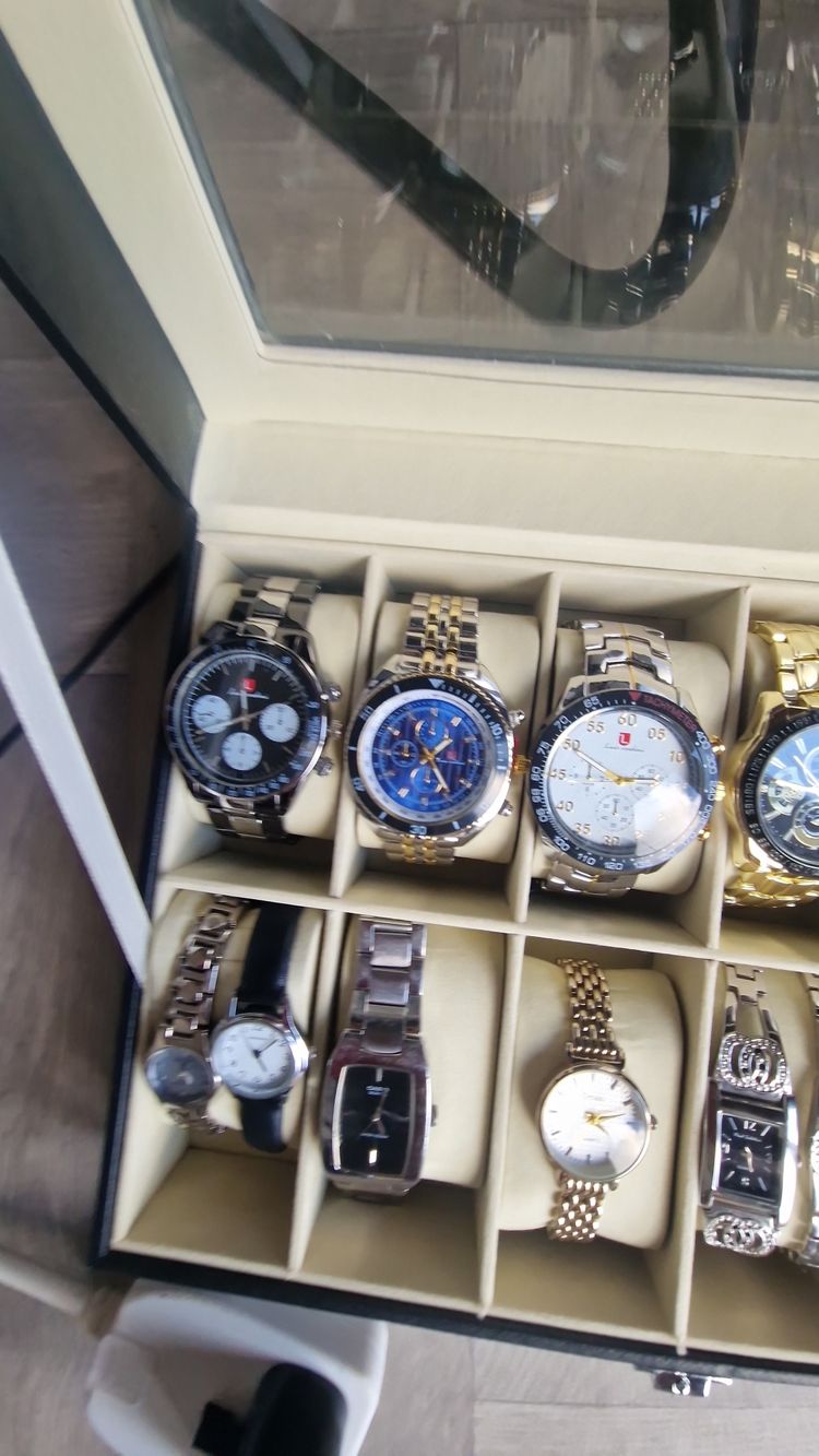 Immagine di Ten Pounds And Five Pounds,watches, old coins, brooches 2