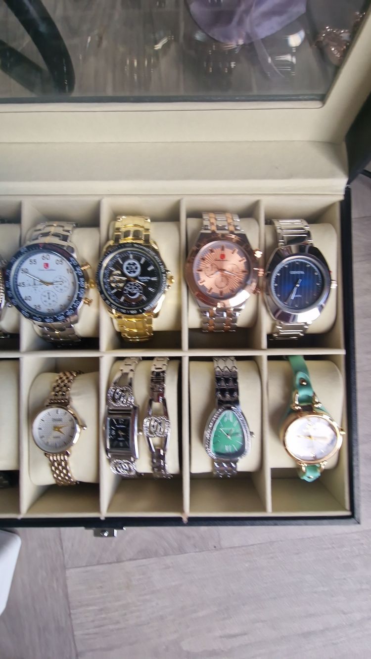 Immagine di Ten Pounds And Five Pounds,watches, old coins, brooches 3