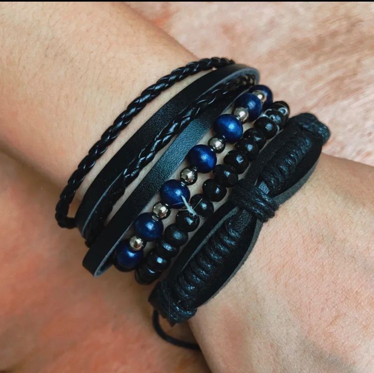 Immagine di Set Of Black And Blue Beaded And Leather Bracelets 1