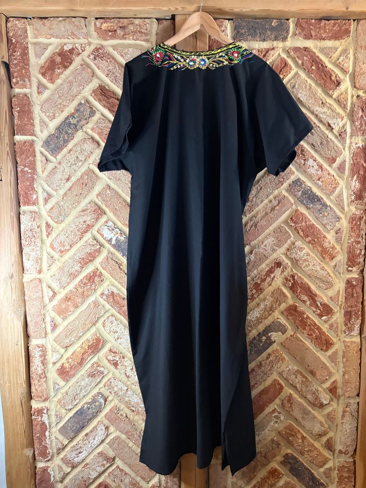 Emad Black Dress With Colorful Peacock Embroidery imagen 5