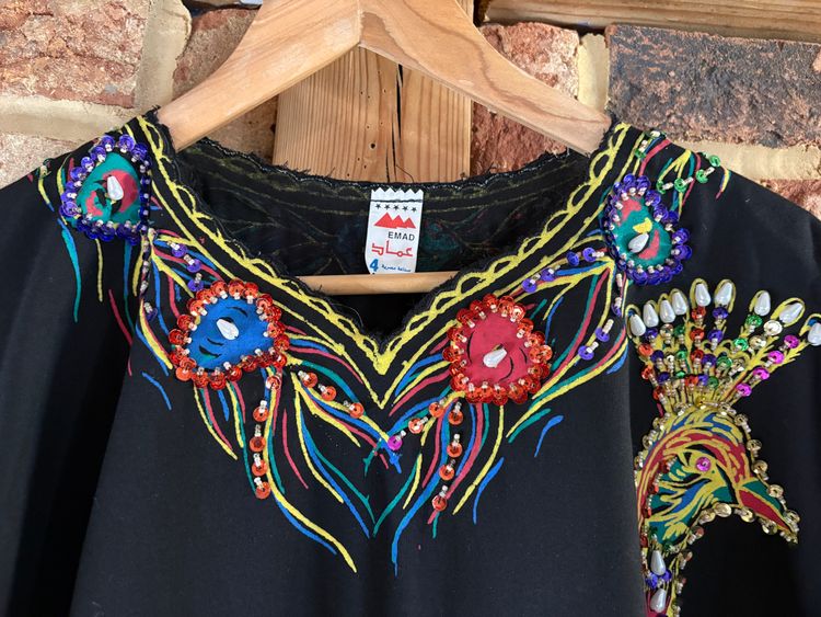 Emad Black Dress With Colorful Peacock Embroidery imagen 4