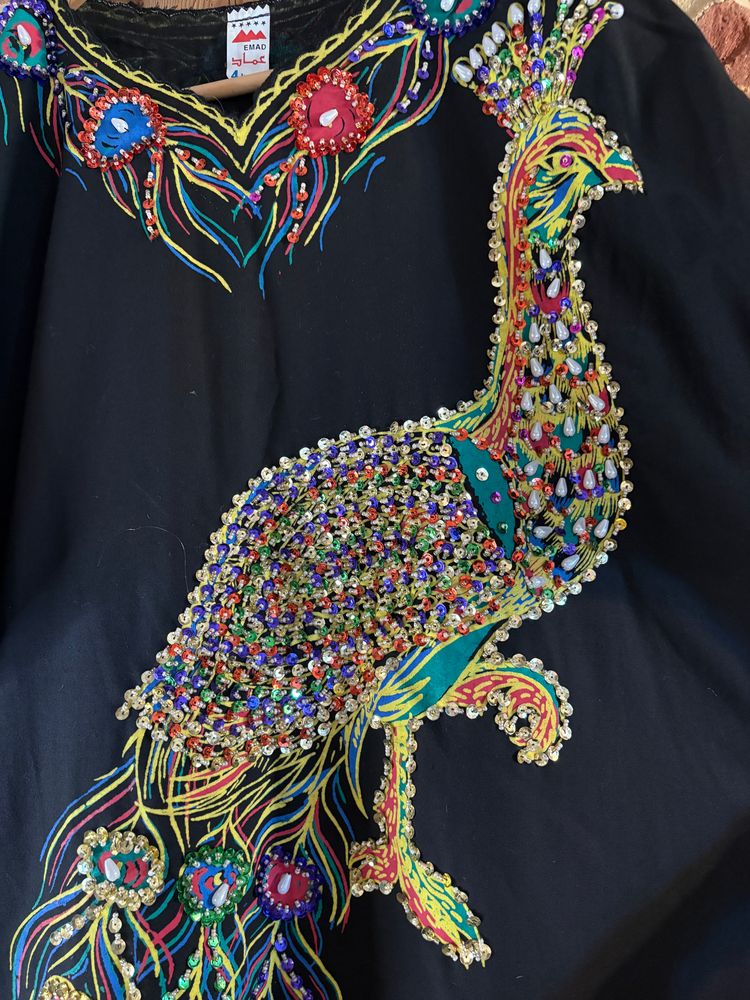 Emad Black Dress With Colorful Peacock Embroidery imagen 3
