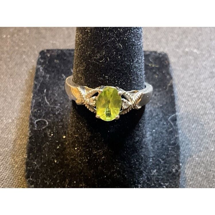 Silver Ring With Green Gemstone imagen 1