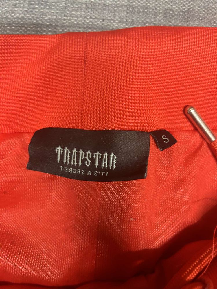 Red trap star shorts 