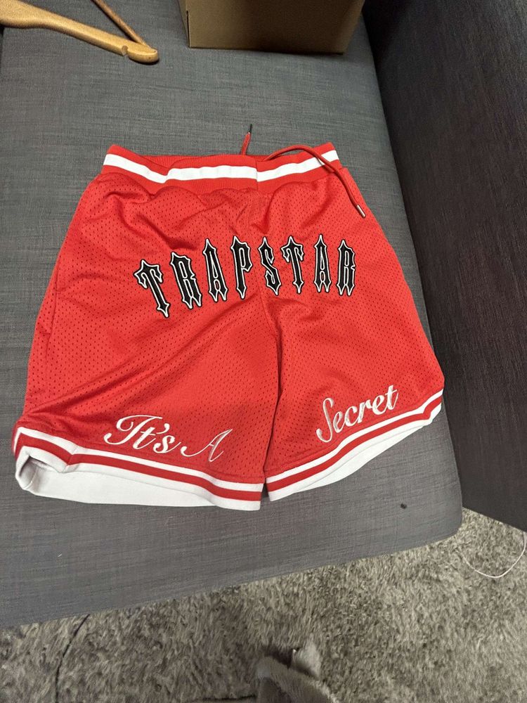 Red trap star shorts  3