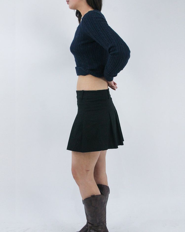 gilmore girls | small black pleated mini skirt obraz 2