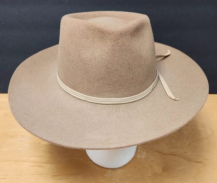 Immagine di Beige Wide-Brim Fedora Hat 1