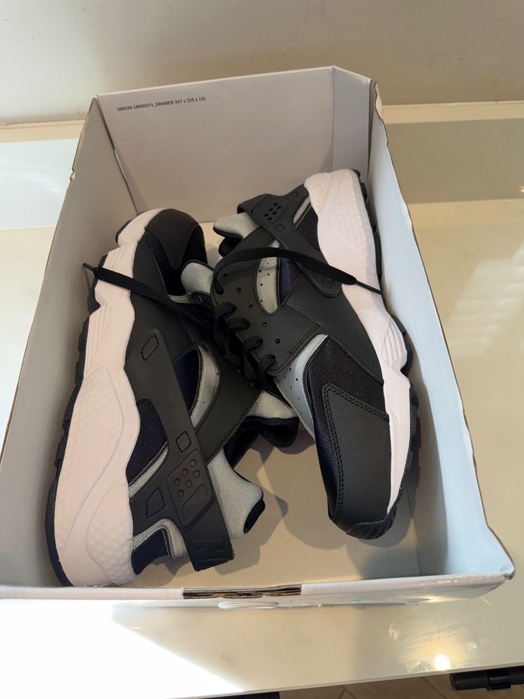 Immagine di Nike Air Huarache By You Black Silver UK 9.5 Brand New Half Box FD9781-900 7
