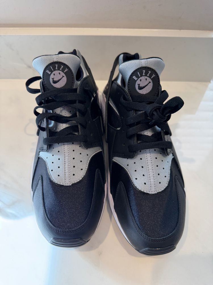 Immagine di Nike Air Huarache By You Black Silver UK 9.5 Brand New Half Box FD9781-900 2