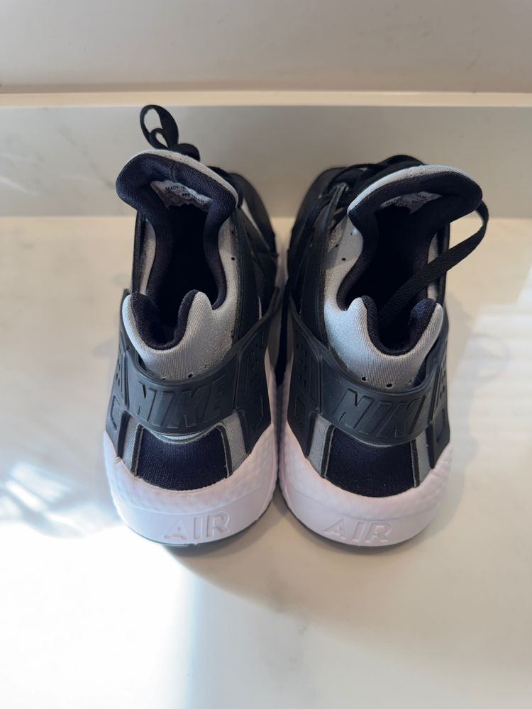 Immagine di Nike Air Huarache By You Black Silver UK 9.5 Brand New Half Box FD9781-900 8