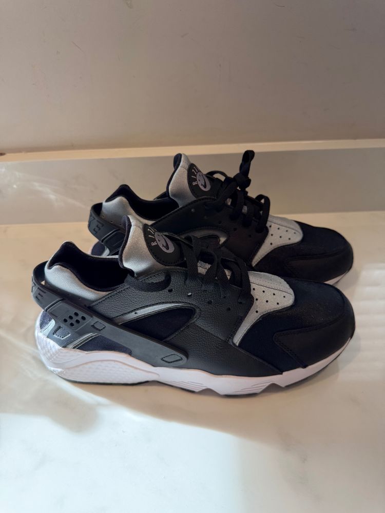 Immagine di Nike Air Huarache By You Black Silver UK 9.5 Brand New Half Box FD9781-900 4