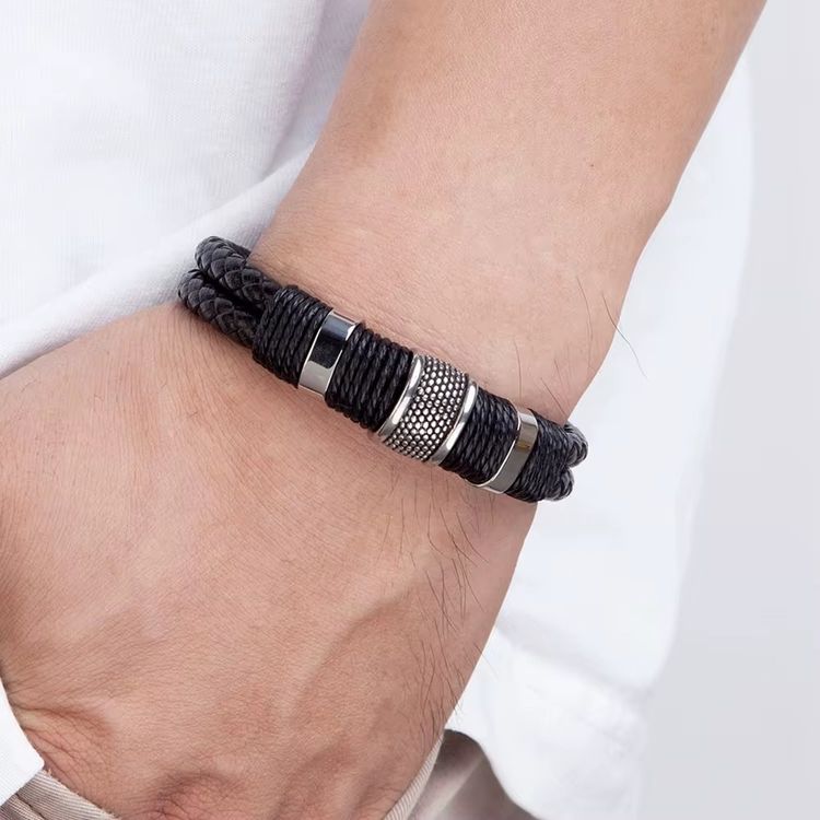 Immagine di Black Braided Leather Bracelet With Silver Accents 4