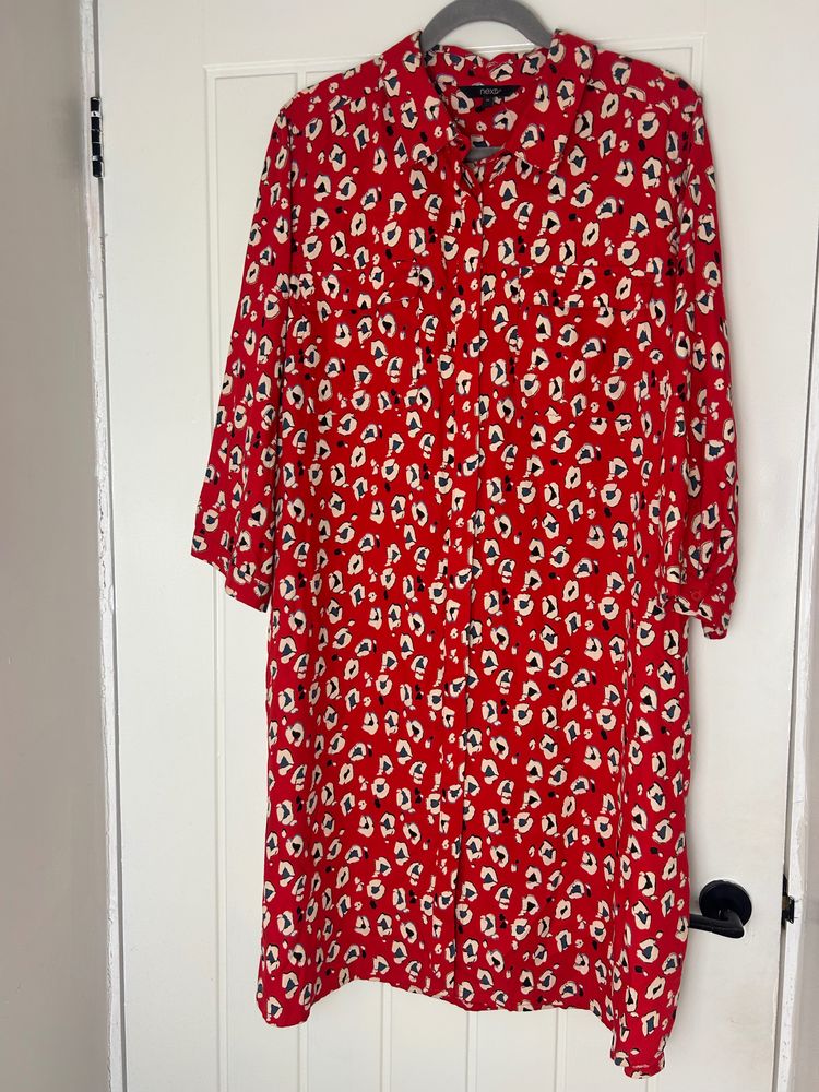 red patterned dress obraz 1