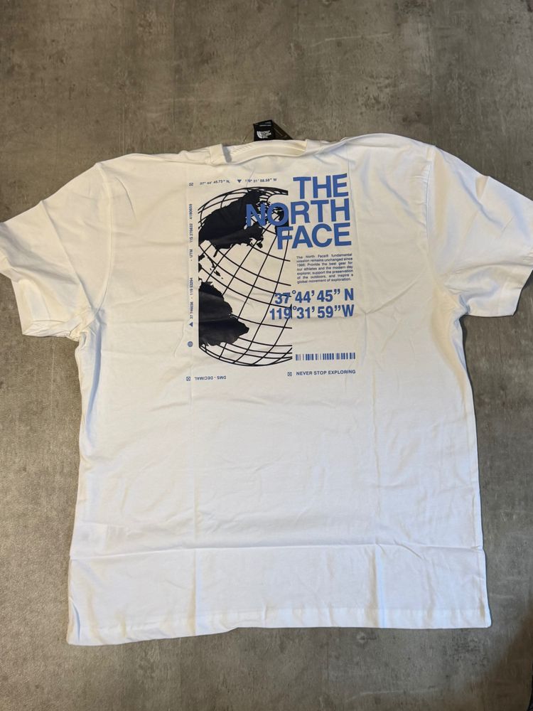The North Face White Graphic T-Shirt the globe white 