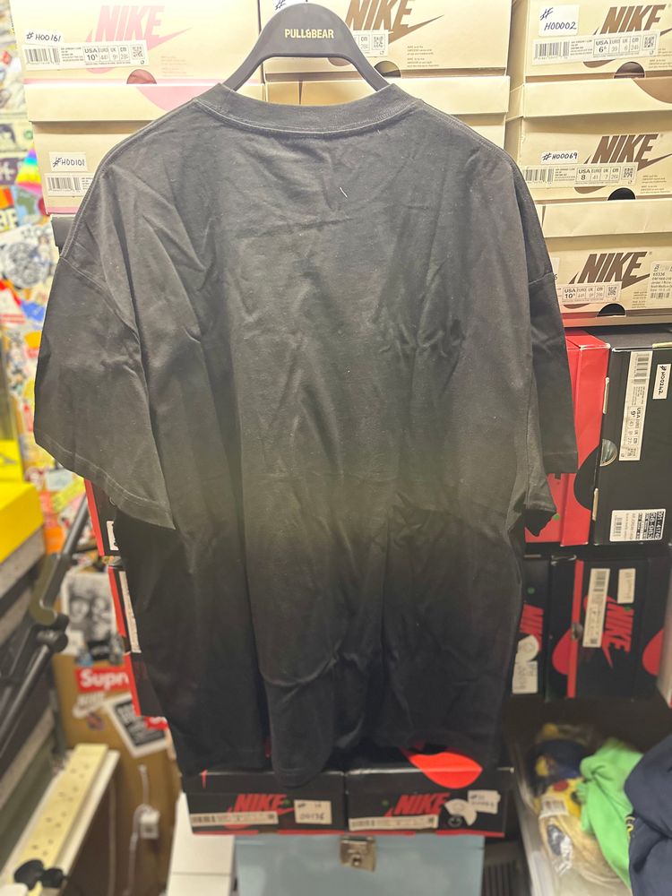 Corteiz SAINTIAN Graphic Tee – Black – Size XL imagen 4