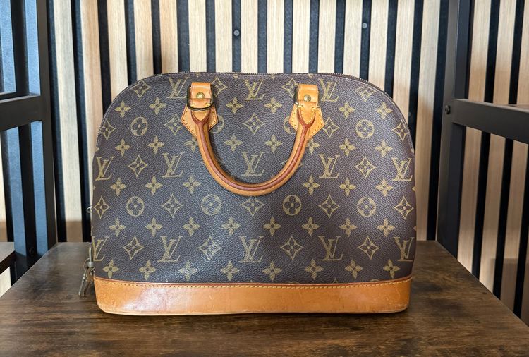 B38 Louis Vuitton Alma Handbag 