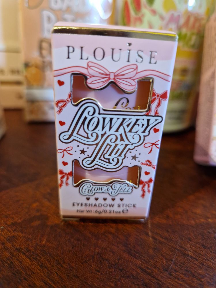 Plouise Lowkey Lit Glow & Tell Eyeshadow Stick