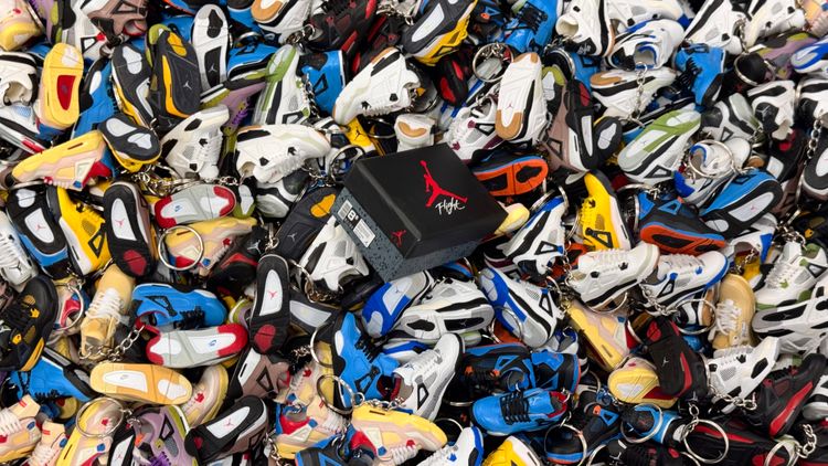 RANDOM J4 KEYCHAIN WITH BOX