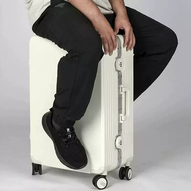 White Hard-Shell Suitcase With Wheels imagen 2
